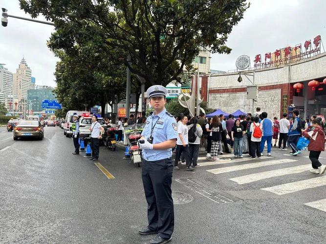 2025最新免费资料大全和双胞胎考场外跪爷爷与双胞胎兄弟跪求母亲回家